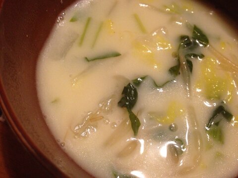 白菜と小松菜ともやしのごま味噌豆乳スープ。